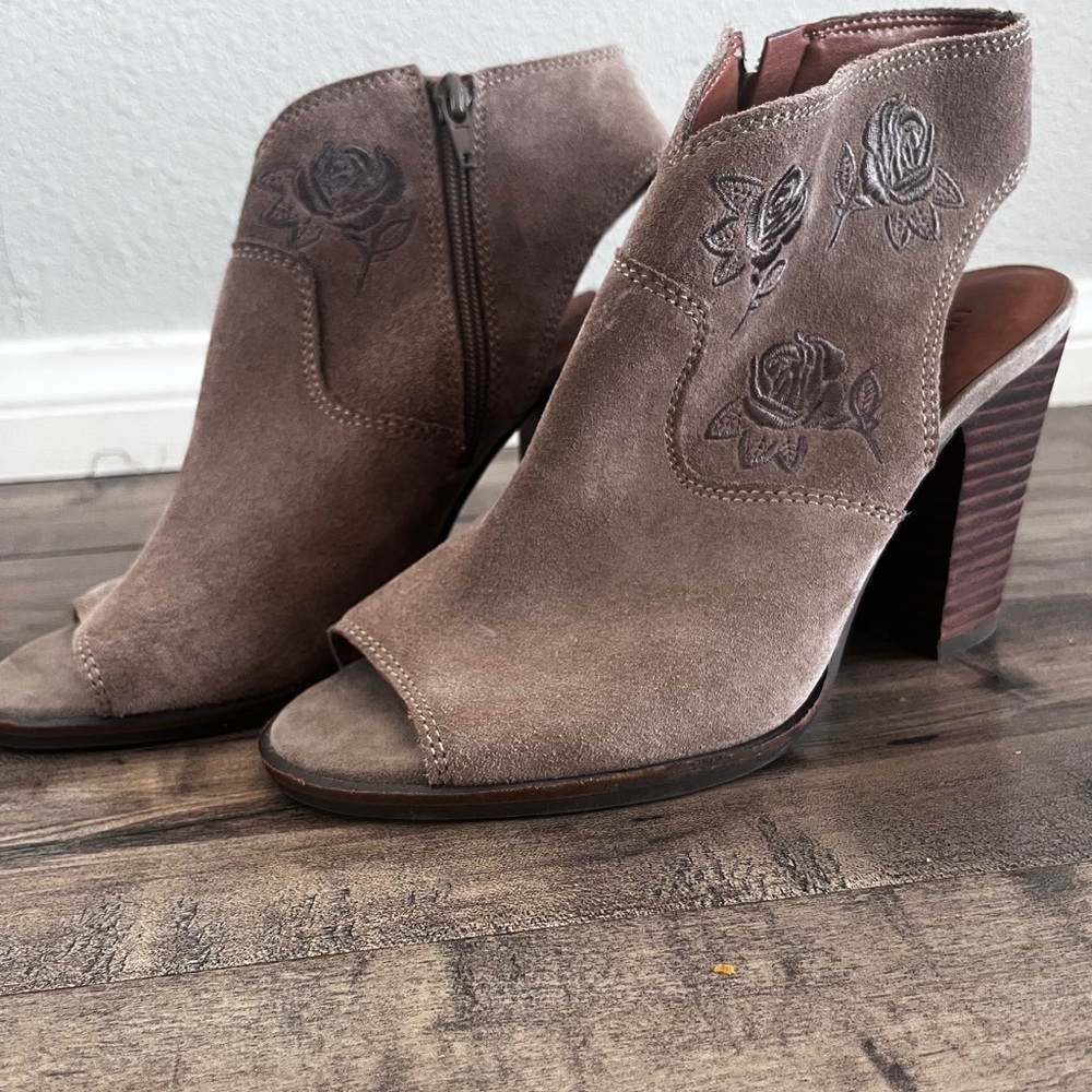 Lucky Brand size 8.5 Peep Toe Listana Sandals Chunky Heel Embroidered Flowers